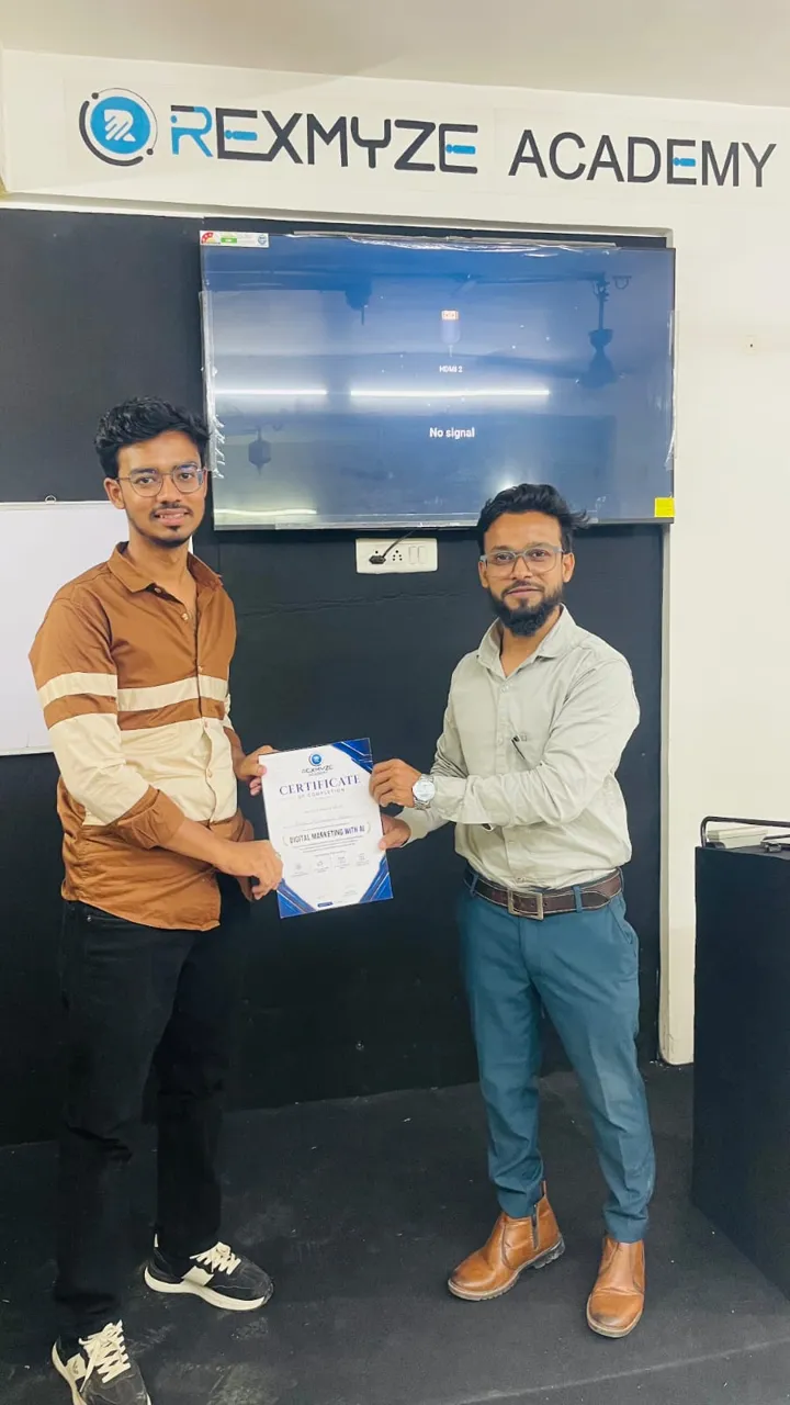 Rexmyze Academy student Rexmyze Academy student receiving the Digital Marketing certificate, Ahmedabad (2 of 8)