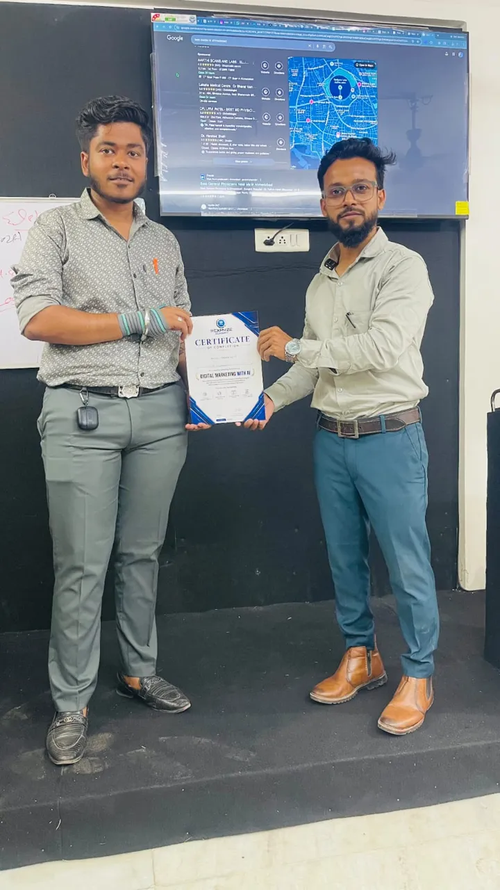 Rexmyze Academy student Rexmyze Academy student receiving the Digital Marketing certificate, Ahmedabad (3 of 8)