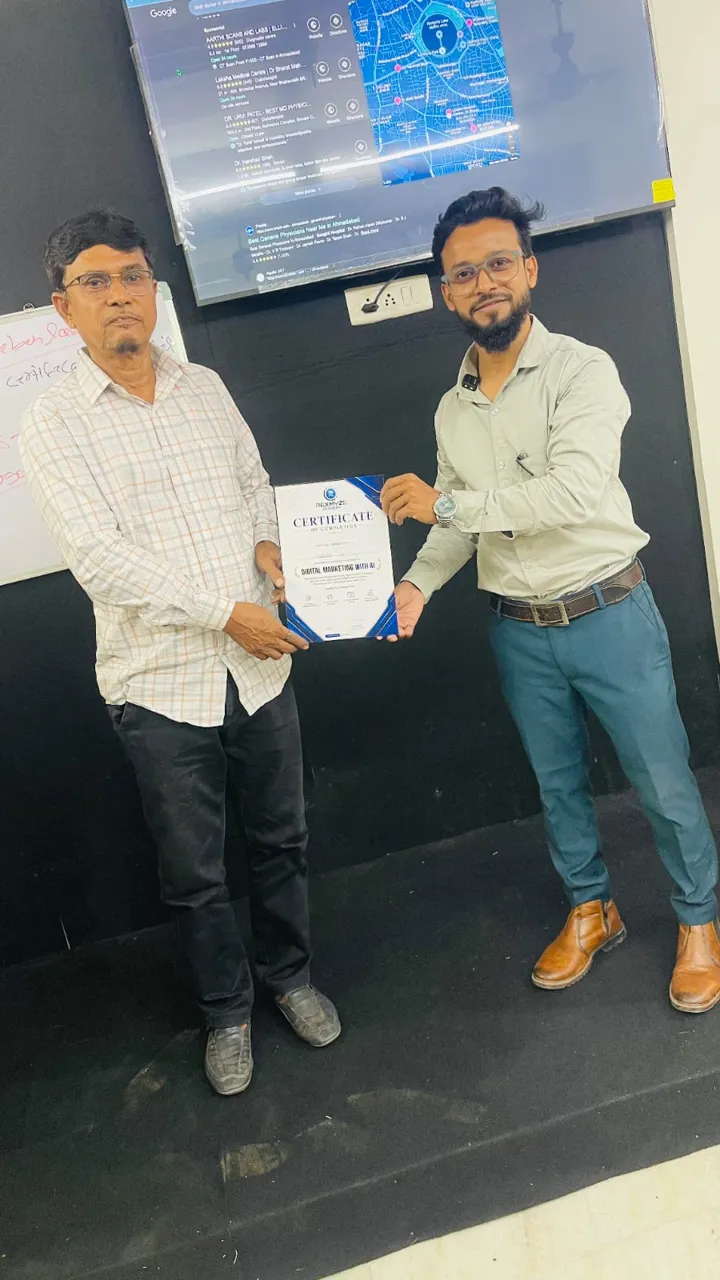 Rexmyze Academy student Rexmyze Academy student receiving the Digital Marketing certificate, Ahmedabad (4 of 8)
