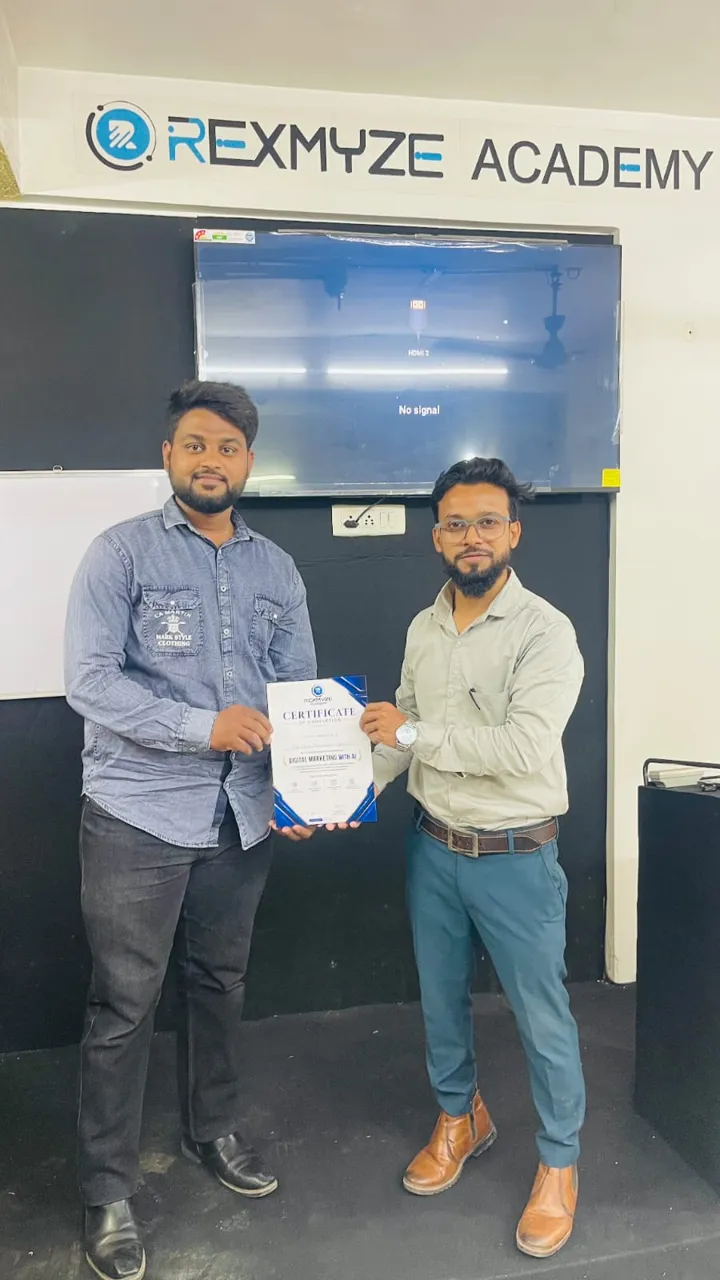 Rexmyze Academy student Rexmyze Academy student receiving the Digital Marketing certificate, Ahmedabad (5 of 8)