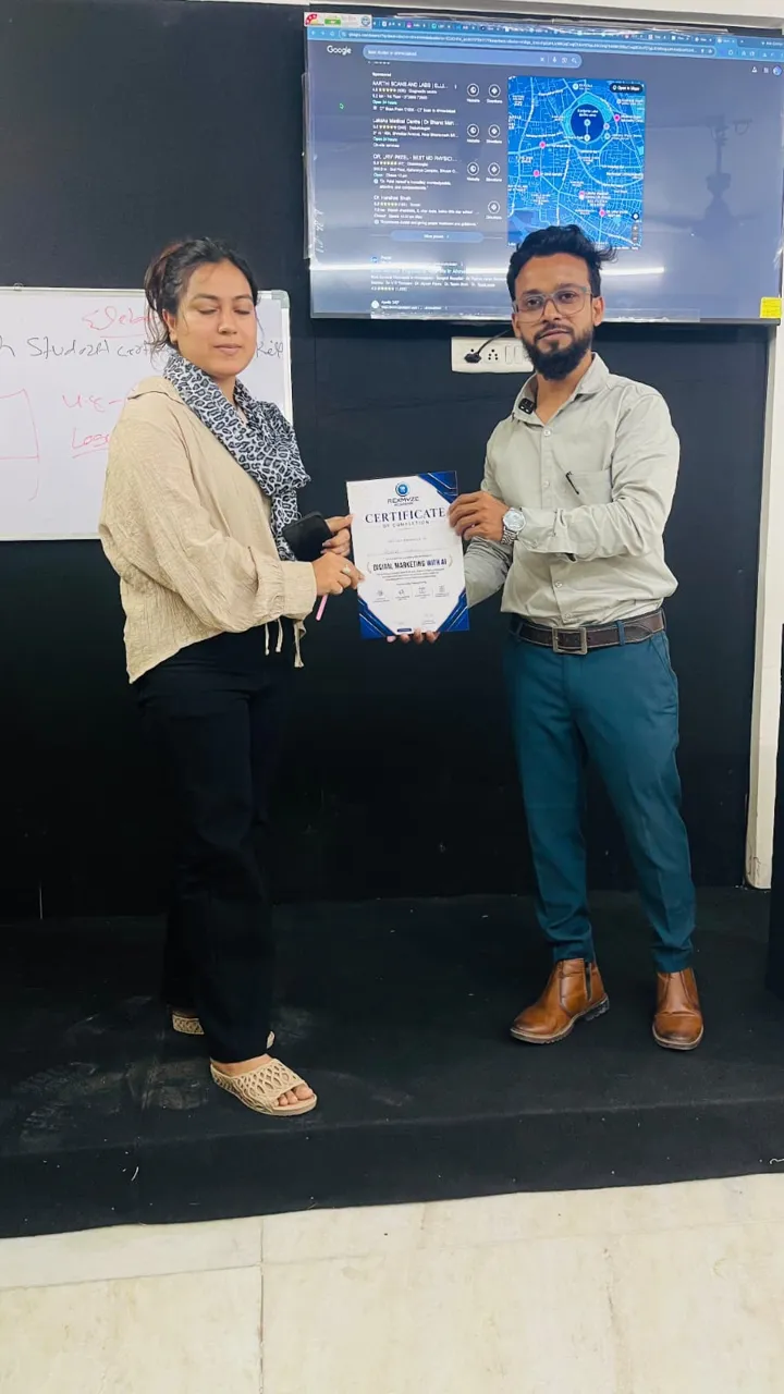 Rexmyze Academy student Rexmyze Academy student receiving the Digital Marketing certificate, Ahmedabad (6 of 8)