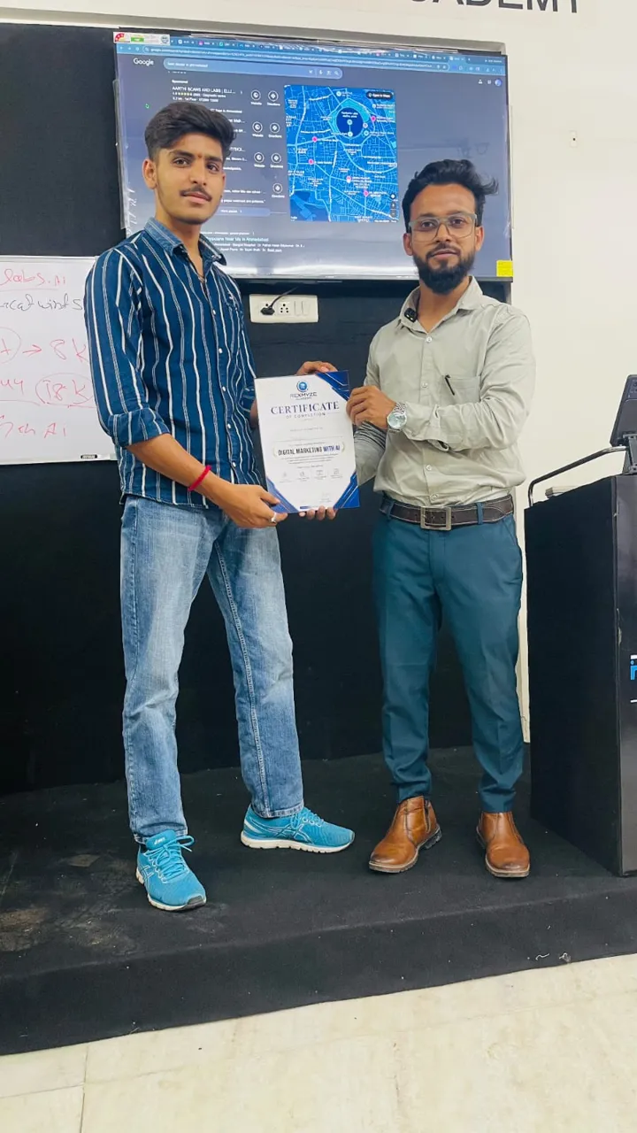 Rexmyze Academy student Rexmyze Academy student receiving the Digital Marketing certificate, Ahmedabad (7 of 8)
