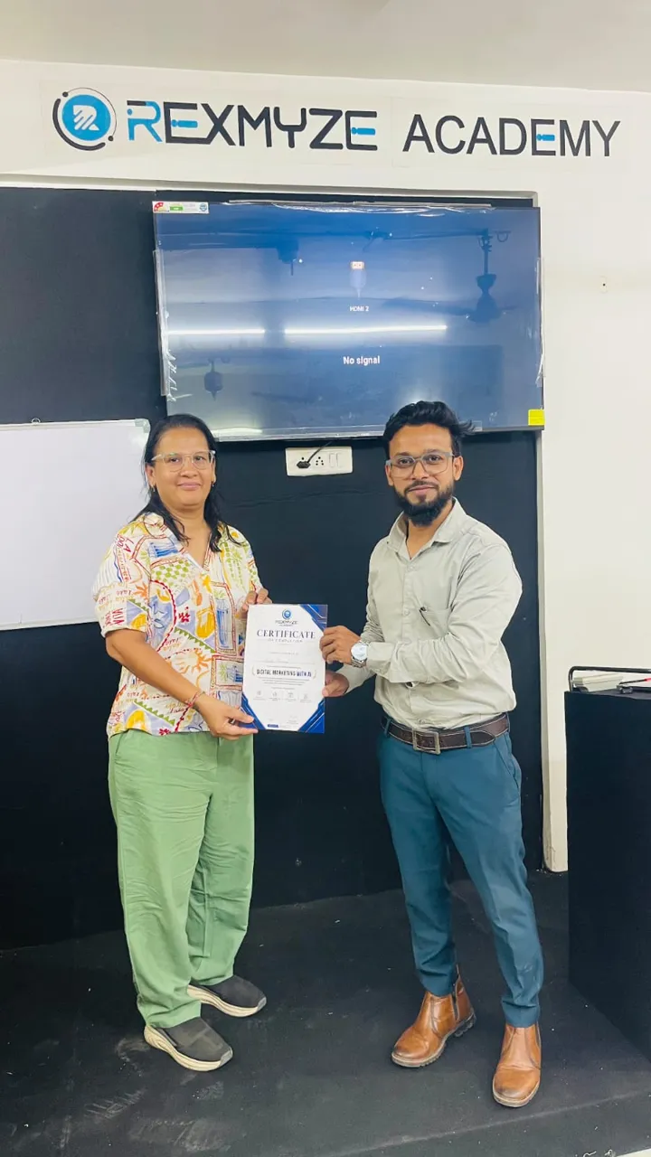 Rexmyze Academy student Rexmyze Academy student receiving the Digital Marketing certificate, Ahmedabad (8 of 8)